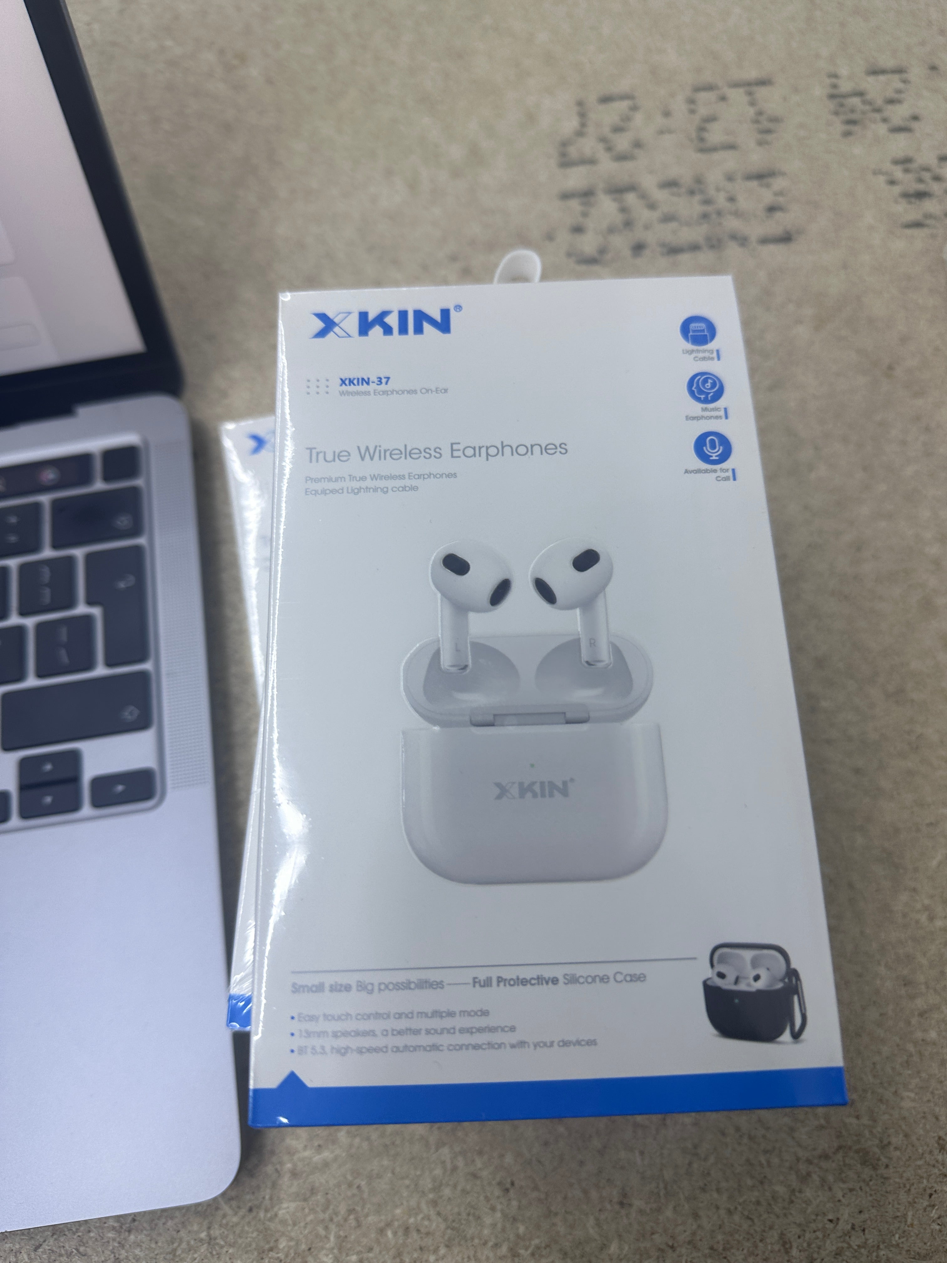 Xkin EarPods In-Ear Wireless Headphones with Charging Case and lightning cable